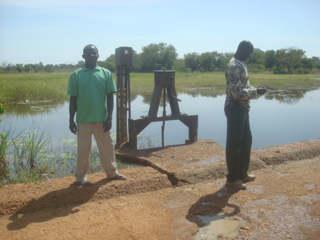 Photo 11 : Séance d'échanges avec le gestionnaire et une personnes ressources du village sur la digue du cours d'eau principal 