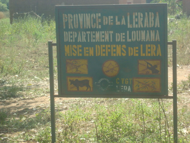 Photo 3 : Panneau de signalisation de la mise en défens du village de Léra compris dans les limites du site