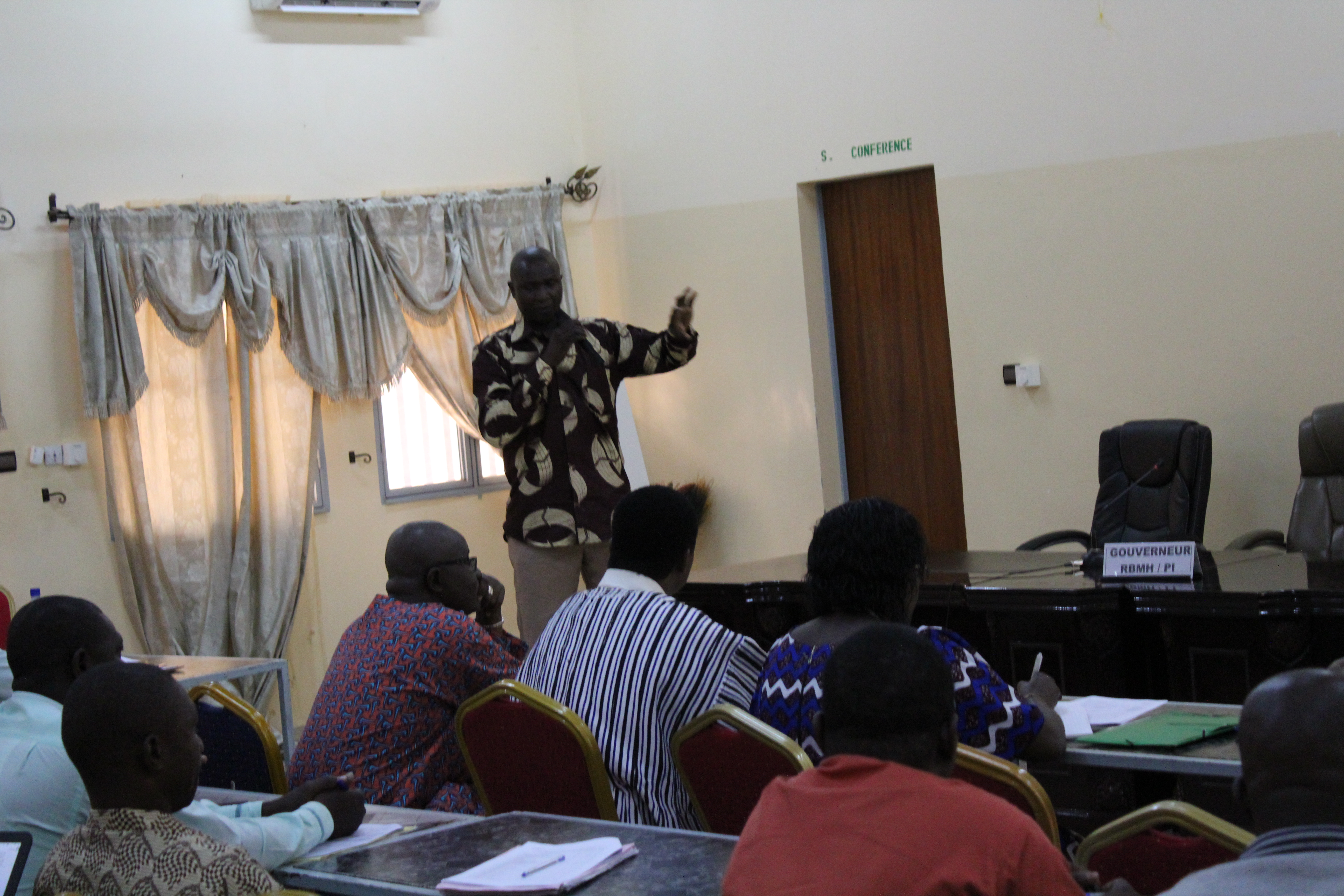 Photo 18: Le Point Focal national Ramsar achevant de convaincre les participants de l'atelier sur les valeurs et avantages du site Ramsar pour les collectivités territoriales