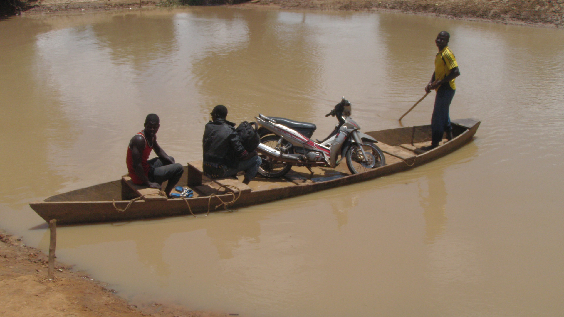 Photo 7: Transport sur la portion du fleuve dans la forêt de Kari (commune de Tchériba)