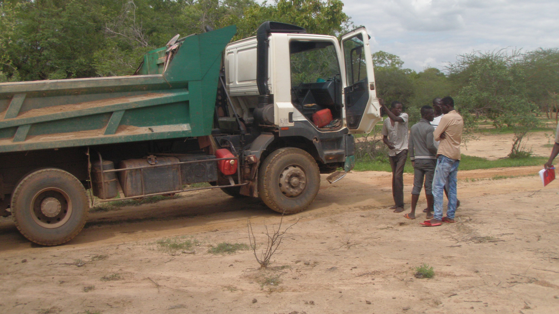 Photo 9: Transport d'agrégats (le sable) prélevés dans les limites du site Ramsar