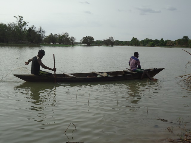 Photo 6 : La pêche sur pirogue sur le Mouhoun