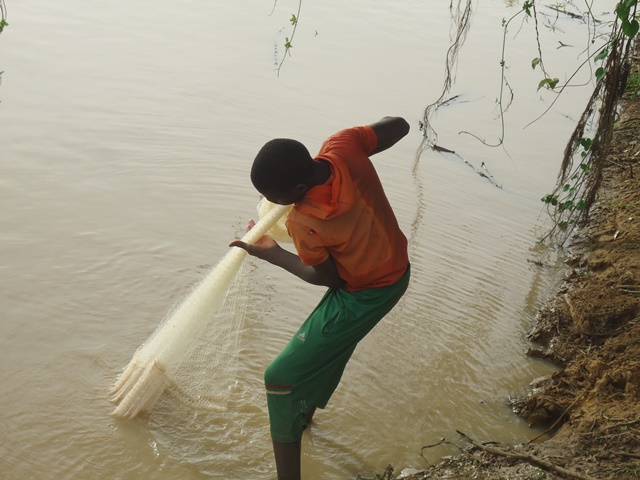 Photo 2 : Pratique de la pêche sur le Site