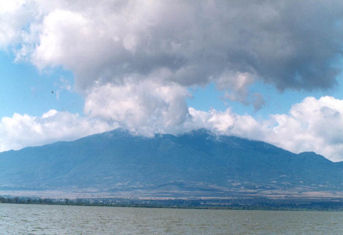 Al pie del Parque Nacional Volcán Nevado de Colima se localiza el tercer Sitio Ramsar de Jalisco, comprendido en los municipios de Zapotlán y Gómez Farías, a 130 kilómetros de la ciudad occidental de Guadalajara.