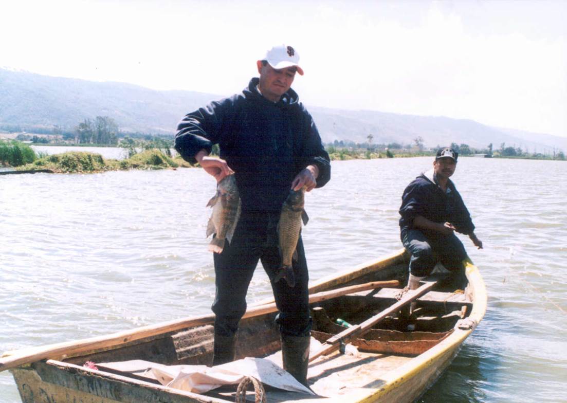 Con artes de pesca simples, como las redes agalleras de 50 metros de longitud, los pescadores de la región capturan tilapias de 20 centímetros y carpas de 30 centímetros en promedio, producción que se distribuye en mercados de Colima y Guadalajara. 